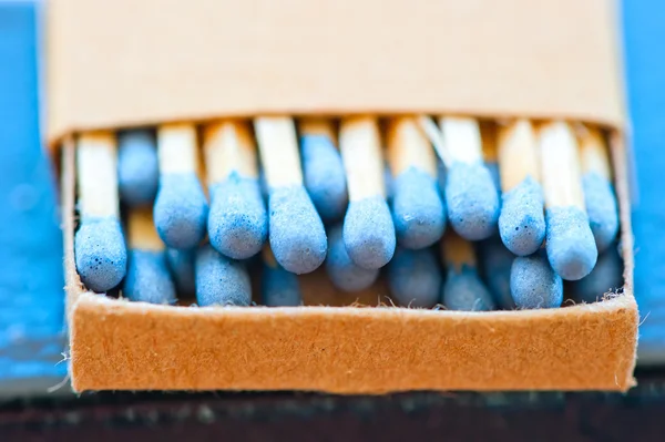 Matchbox med blått heads närbild — Stockfoto
