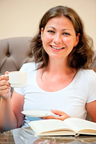Žena s šálkem kávy úsměvu — Stock fotografie