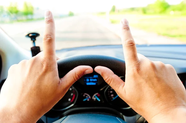 Mani maschili sul volante con dita sporgenti — Foto Stock