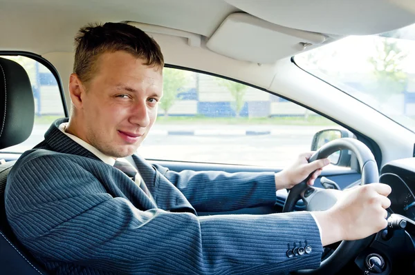 차를 운전 하는 실업가의 초상화 — 스톡 사진