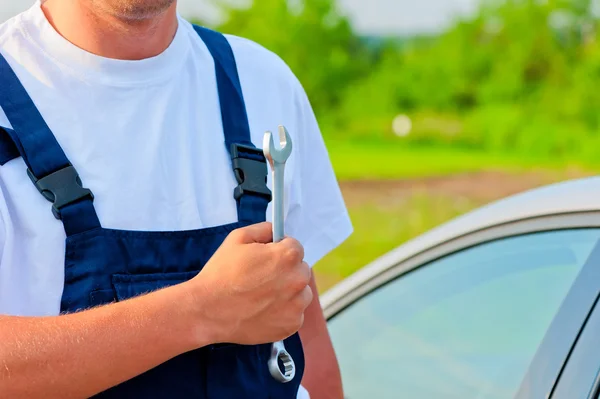 Mechaniker im Anzug mit Schraubenschlüssel — Stockfoto