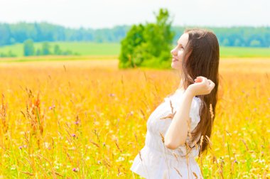mutlu bir kadın beyaz bir sundress alanı içinde