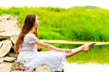 bir köprü ve çekerek çorap feet dansçı oturur