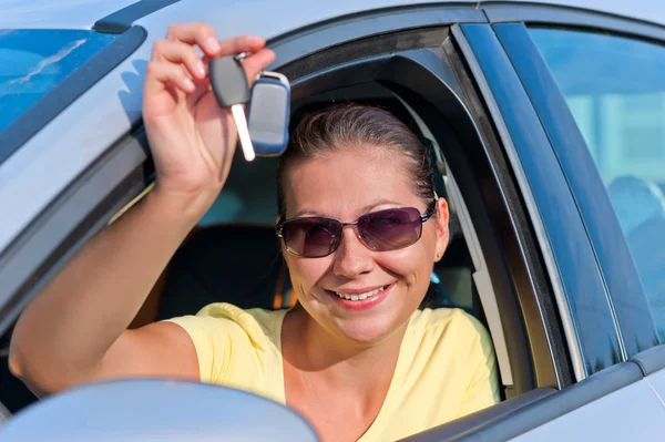 Girl shows off the key to the new car — Stock Photo, Image