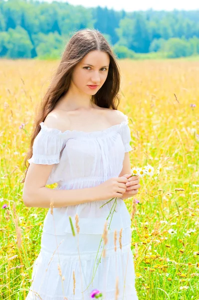 필드에서 하얀 sundress에서 젊은 아름 다운 소녀 — 스톡 사진