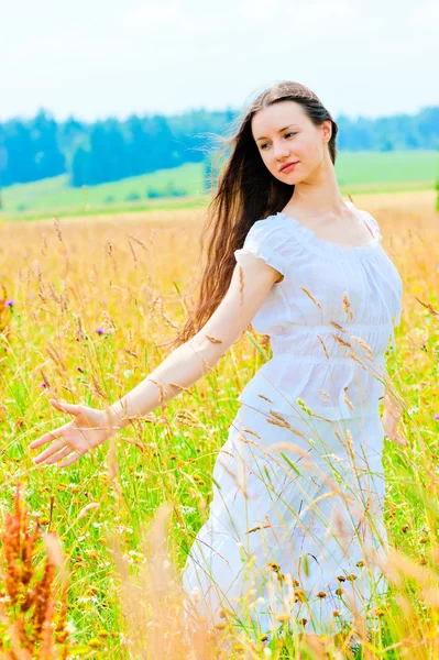 Mujer feliz libre en un campo ruso —  Fotos de Stock