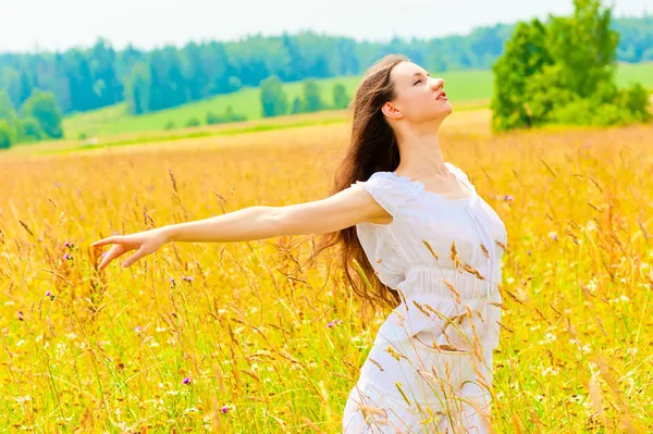 Mujer joven disfrutando de la libertad —  Fotos de Stock