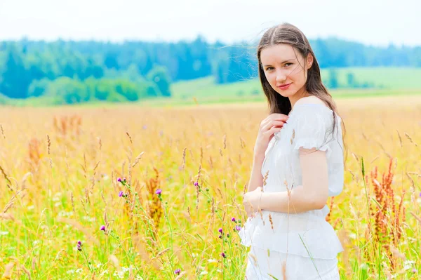 Portret uśmiechający się brunetka w polu — Zdjęcie stockowe