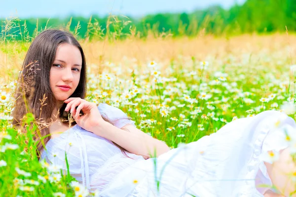 Champ de camomille d'été et fille au repos — Photo