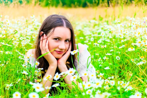 Portrait d'une fille dans un champ rural — Photo