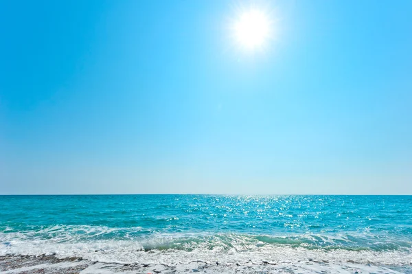 Strahlende Sonne über blauem Meer — Stockfoto
