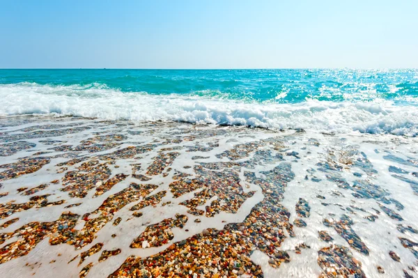 Heldere zee water en kiezel strand — Stockfoto