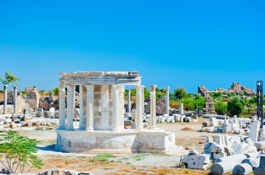 ερείπια της αρχαίας πόλης της πλευράς, ορόσημο της περιοχής