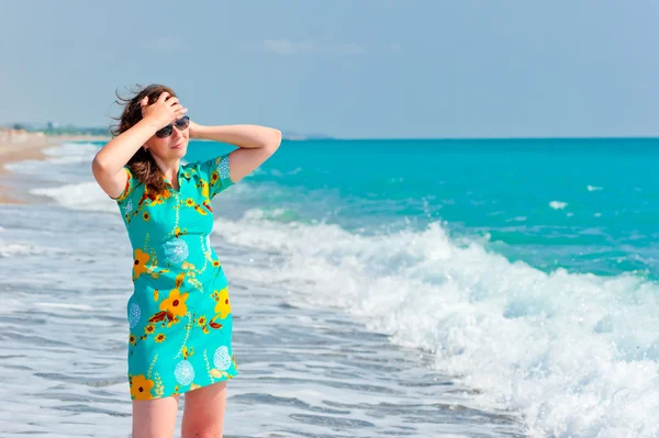 太阳镜在海滩上的女孩 — 图库照片