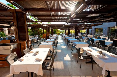 oteldeki bir gölgelik altında boş Restoran