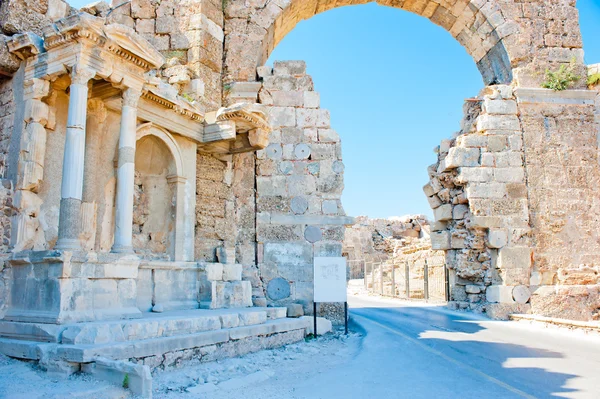 Ruinas de Side en Turquía, arco de piedra blanca —  Fotos de Stock