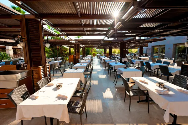 Ristorante vuoto sotto un baldacchino in hotel — Foto Stock