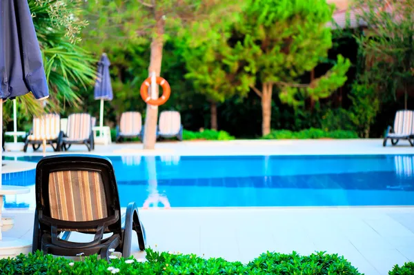 Mañana piscina vacía en el hotel y tumbonas —  Fotos de Stock