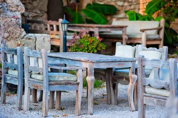 Grijze houten meubels in een openlucht restaurant — Stockfoto