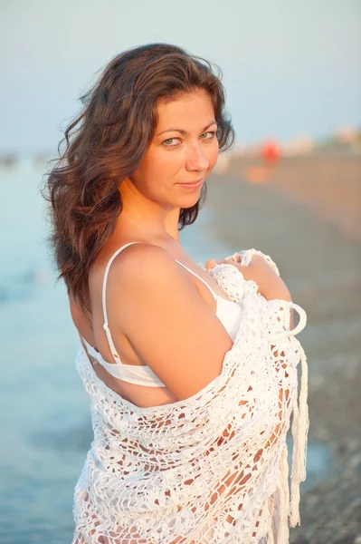 Portrait of charming brunette in a white shawl at dawn — Stock Photo, Image