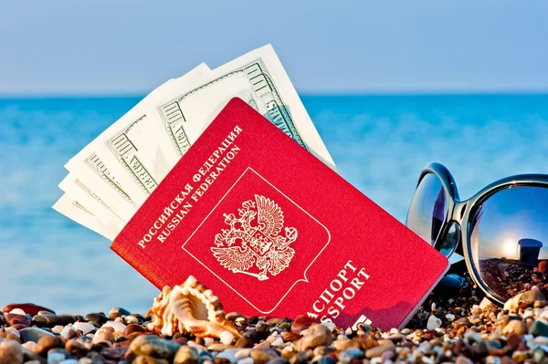 お金とサングラス、ビーチのパスポート — ストック写真
