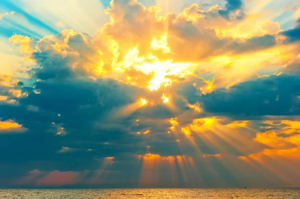 Goldene Sonnenstrahlen brechen durch die Gewitterwolken lizenzfreie Stockfotos