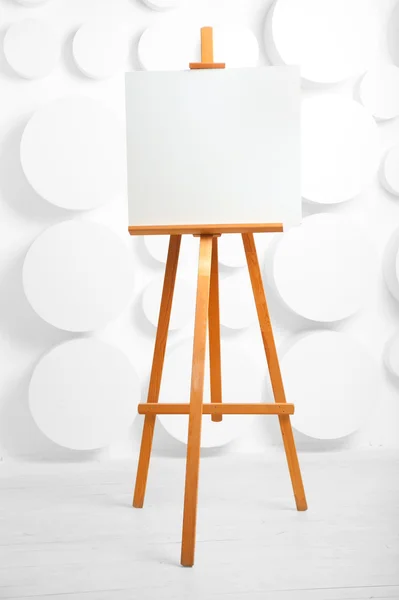 Cavalletto in legno con tela bianca in studio — Foto Stock