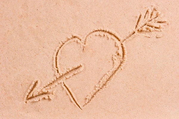 Drawing a heart with an arrow on the wet sand — Stock Photo, Image