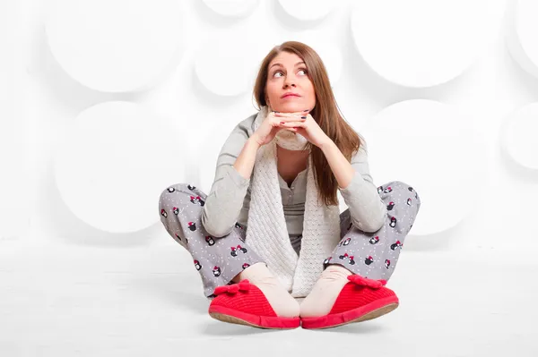 Mädchen im Studio in Hausschuhen und Pyjama — Stockfoto