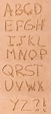 İngilizce alfabe kum plaj üzerine yazılmış