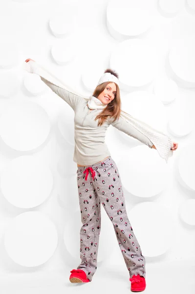 Chica en el estudio con una bufanda y sombrero — Foto de Stock