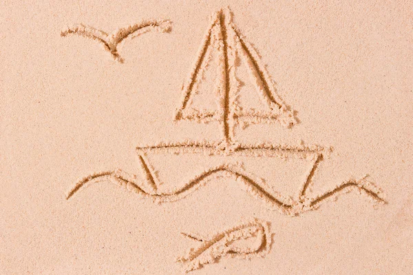 Корабль в море и морская чайка, нарисованная на песке — стоковое фото