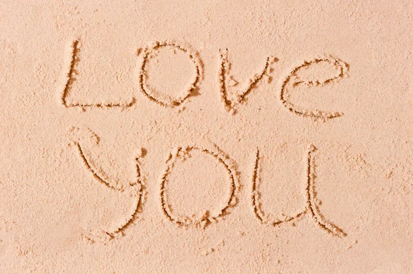 Σ ' αγαπώ γραμμένο σε υγρή άμμο στην παραλία — Φωτογραφία Αρχείου