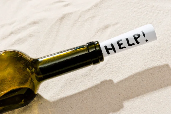 Flasche mit der Bitte um Erlösung im Sand — Stockfoto