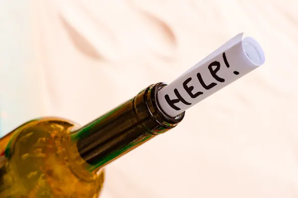 Bottle with a note on the beach closeup — Stock Photo, Image