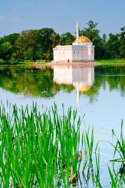 Ambras Kalesi yakınındaki Park lake ile yapı