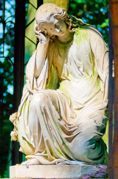 Statua femminile in un abito di marmo bianco — Foto Stock