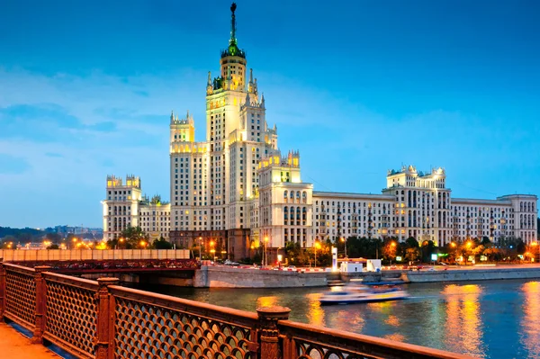 Stalin gökdelenler, günbatımında görüntüleyin. Moskova