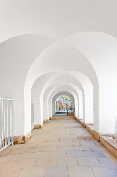 Corredor com um teto na forma de arcos em branco — Fotografia de Stock