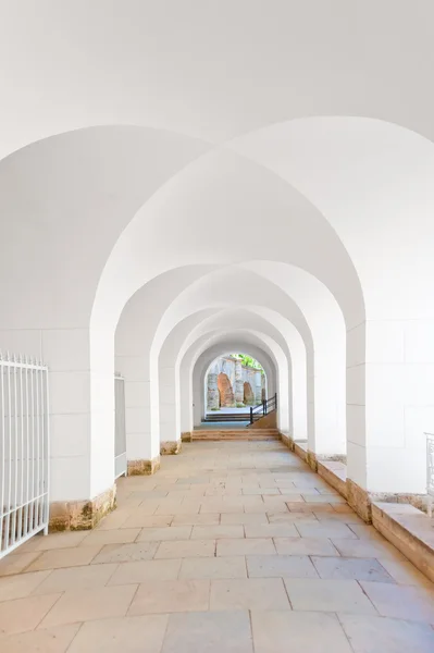 Corridoio con soffitto a forma di archi in bianco — Foto Stock