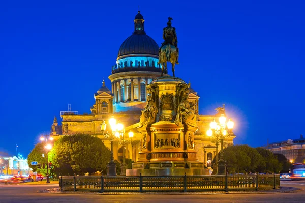 Famosa catedral de San Isaac en San Petersburgo tiroteo nocturno — Foto de Stock