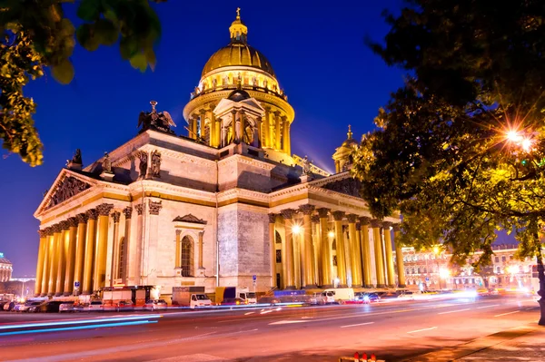 Hermosa toma de la noche de la Catedral de San Isaac i — Foto de Stock