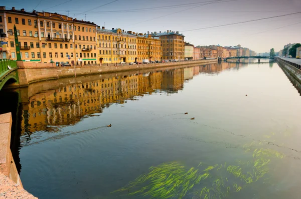 Lopen langs de rivier de neva in Sint-Petersburg — Stockfoto