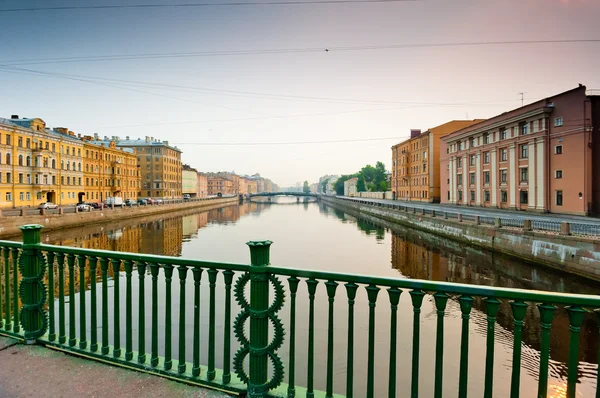 Uitzicht op de neva rivier in St. Petersburg — Stockfoto