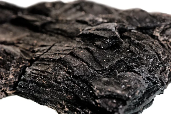 Чорне спалене вугілля крупним планом на білому тлі — стокове фото