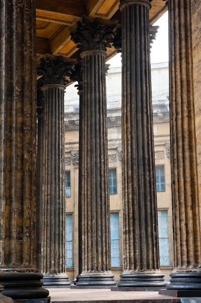 Mooie colonnade van de kazan kathedraal in st. petersburg — Stockfoto