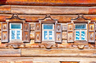 Üç windows ile Rus tarzı ahşap ev