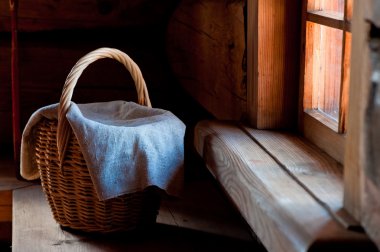 kulübede bankta kaba bir bezle kaplı sepet