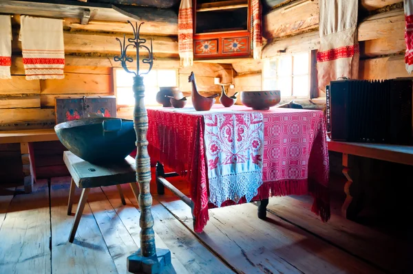 ロシアの昔ながらの伝統的なインテリアの小屋 — ストック写真