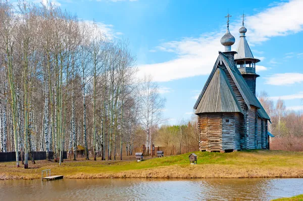 Schöne ländliche Landschaft mit Holzkirche — Stockfoto